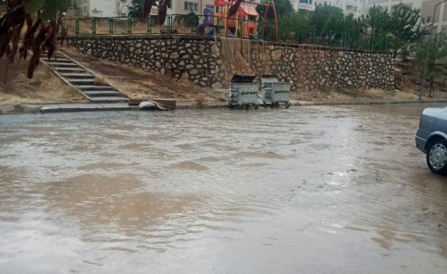 Malatya'da sağanak yağış etkili oldu! Yollar göle döndü!