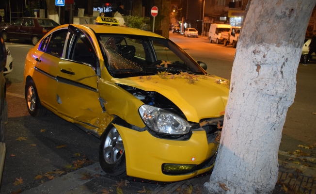 Malatya'da minibüsün çarptığı ticari araç hurdaya döndü: 1 yaralı