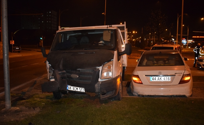 Malatya’da çarpışan 2 araç refüje çıktı: 2 yaralı