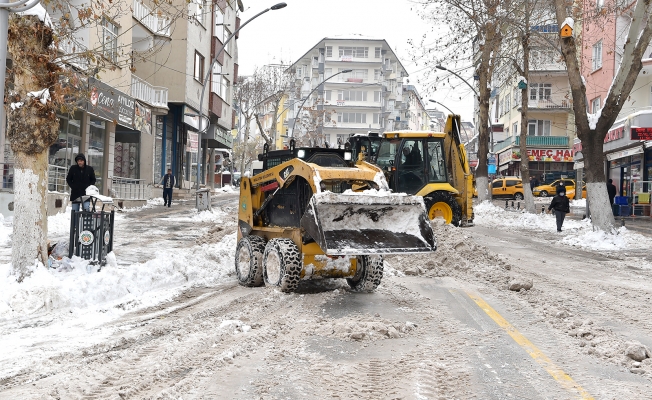 Büyükşehir Belediyesinin kar mesaisi devam ediyor