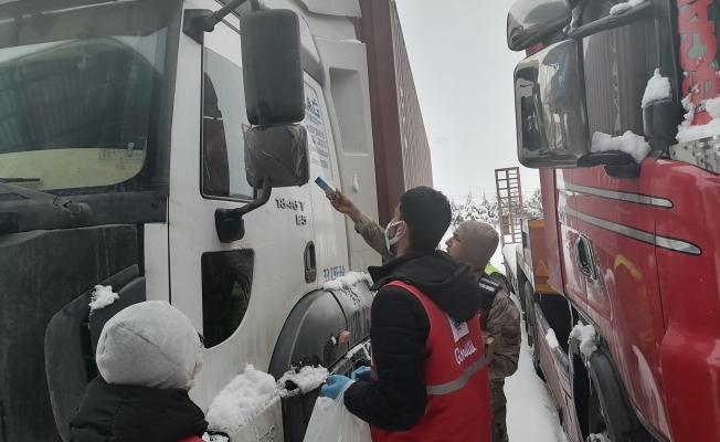 Jandarma kar nedeniyle yolda bekleyenlere kumanya dağıttı