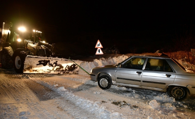Karda yolda kalanları belediye ekipleri kurtarıyor