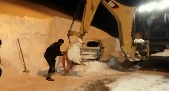 Sürücünün bıraktığı aracı 5 metre karın altından çıktı