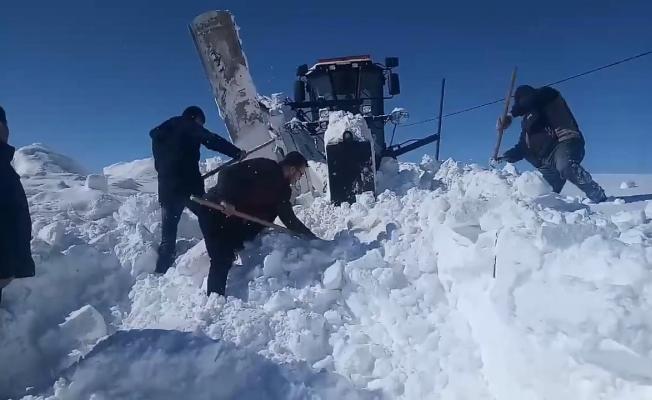 Kara saplanan araç için vatandaşlar seferber oldu   