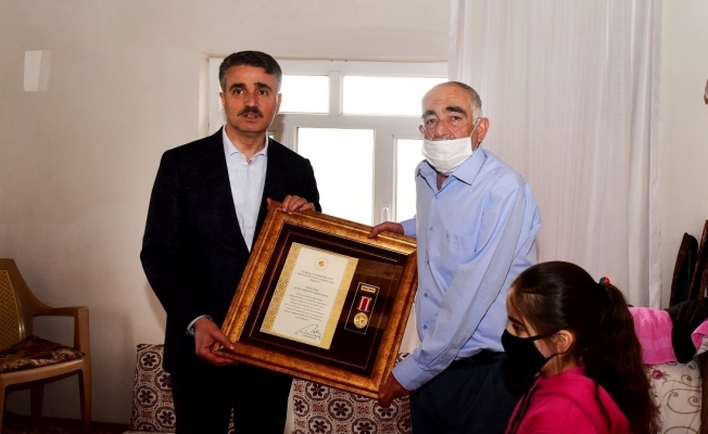 Şehit babasına evinde Devlet Övünç Madalyası ve Beratı