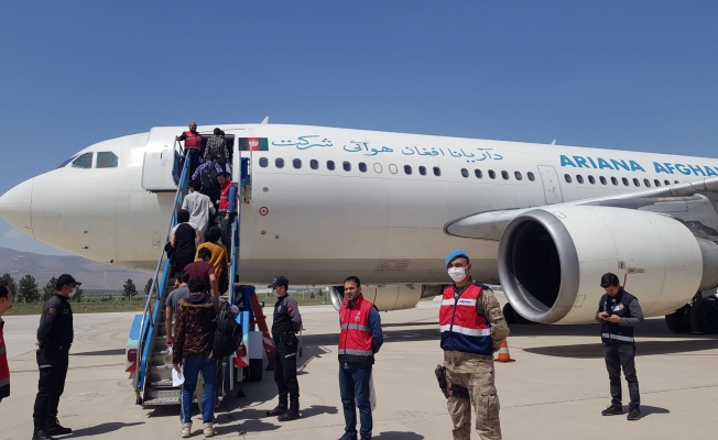 Malatya’da son 4 günde 908 düzensiz göçmen ülkelerine gönderildi