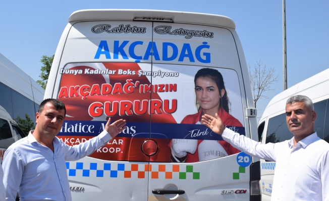 Akçadağ minibüslerine Akbaş'ın posterini yerleştirdiler