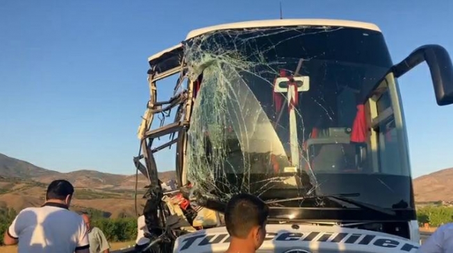 Yolcu otobüsüyle kargo kamyonu çarpıştı: 17 yaralı