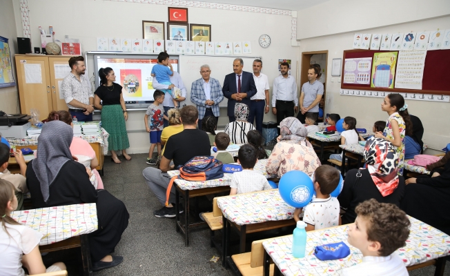 Başkan Güder okula ilk kez başlayan miniklere sürpriz yaptı