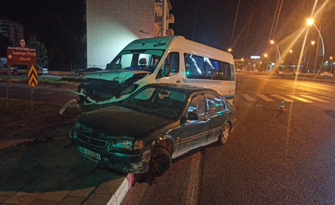 Otomobil ile minibüs çarpıştı: 1 yaralı