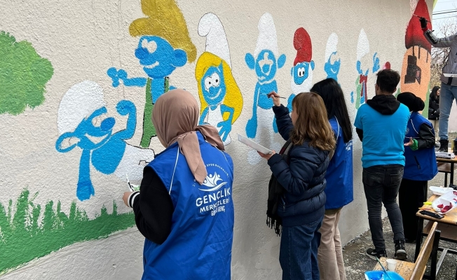Gönüllü öğrenciler Malatya’da okulları boyuyor