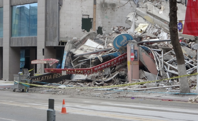 Depremde ağır hasar alan MHP il binası çöktü
