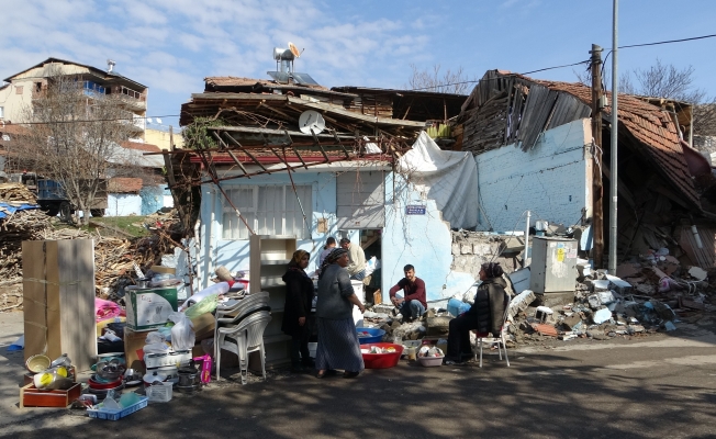 Depremzede vatandaşlar: "Evlerimiz patır patır döküldü"