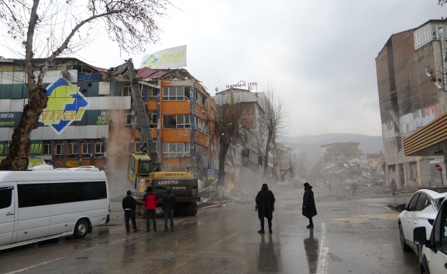 Malatya’da ağır hasarlı binaların yıkımı sürüyor