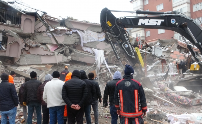 Malatya'da onlarca kişiye mezar olan iki binanın enkazı kaldırıldı