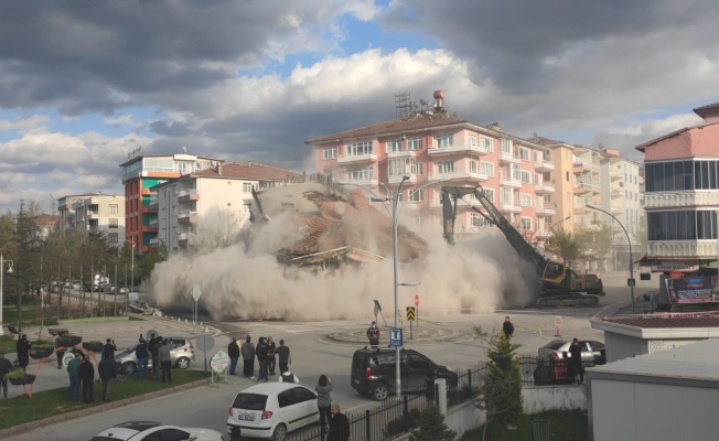 Malatya’da hasarlı binaların yıkımı sürüyor