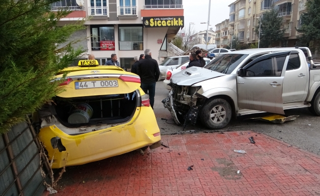 Malatya'da 3 araç kazaya karıştı: 1 yaralı!