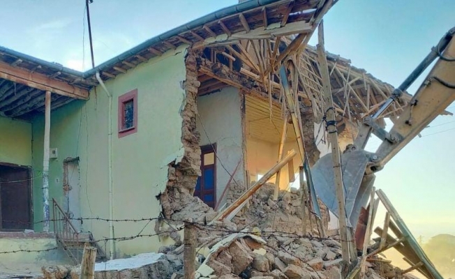 Yazıhan’daki ağır hasarlı evlerin yıkımı devam ediyor