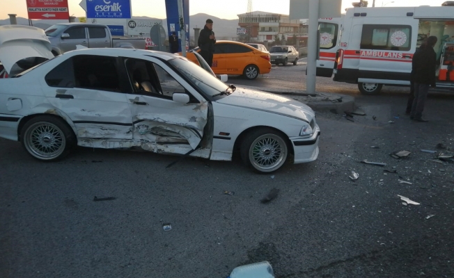 İki aracın karıştığı kazada 1 kişi yaralandı