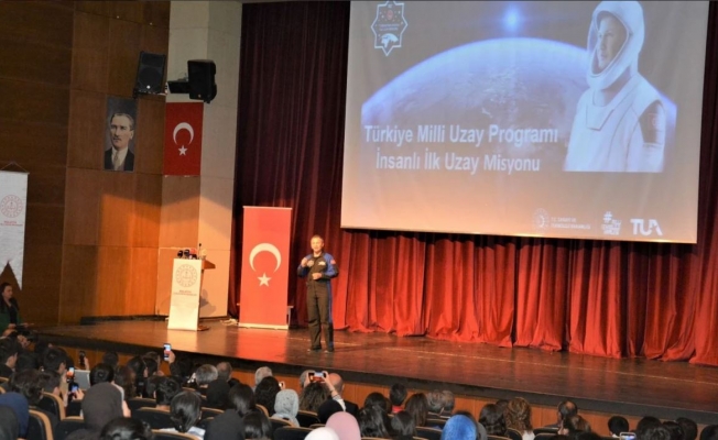 İlk Türk astronot Alper Gezeravcı öğrencilerle buluştu