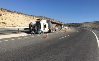 Hızını alamayan kamyon devrildi: 2 kişi hayatını kaybetti!