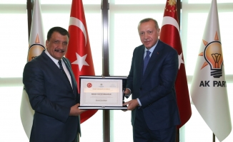 Başkan Gürkan, Cumhurbaşkanı Erdoğan'a 'Fahri Hemşerilik Beratı'nı takdim etti