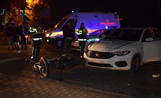 Otomobille motosiklet çarpıştı: Motosiklet sürücüsü yaralandı!