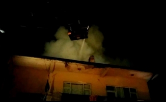Apartmanın çatısında çıkan yangın paniğe neden oldu!