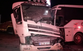Yolcu otobüsü ile kamyonet çarpıştı: 2 kişi yaralandı!