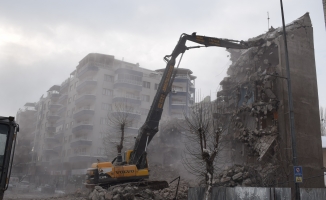 Malatya'da deprem öncesi boşaltılan binalar yıkılıyor!