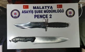 Malatya'da Mavzer tüfek ile kesici aletler ele geçirildi