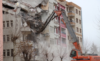 Malatya’da riskli binalar yıkılmaya devam ediyor!