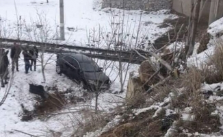 Otomobil köprüden kayıp şarampole uçtu: 1 yaralı