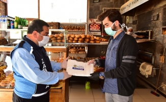 Malatya’da Büyükşehir Belediyesi tarafından fırıncılara maske dağıtımı gerçekleştirildi