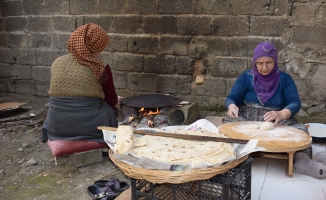 Malatyalılar yasağa evlerde ekmek pişirerek hazırlanıyor