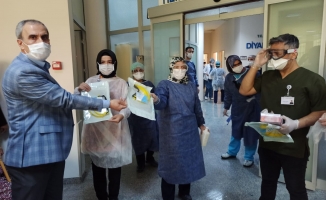 Sağlık çalışanlarına ücretsiz koruyucu yüz siper maskesi