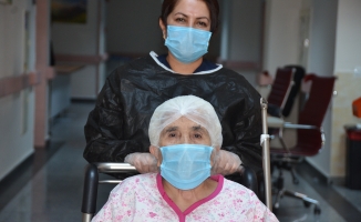 Malatya'da 77 yaşındaki hasta korona virüsü yendi