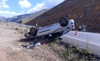 Malatya yolunda kaza! Otomobil şarampole devrildi: 4 yaralı