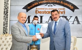Başkan Gürkan, kurbanını Diyanet Vakfı'na bağışladı