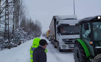 Yoğun kardan araçlar yolda kaldı, karayolu ulaşıma kapandı!