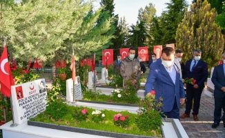 Başkan Gürkan'ın bayramda ilk durağı şehitlik oldu