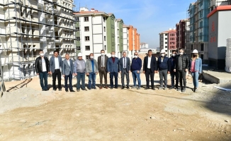 Başkan Çınar, Yakınca deprem konutlarını inceledi