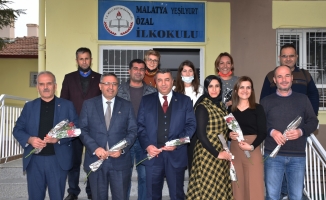 Başkan Özcan’dan öğretmenlere çiçek