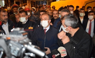 İçişleri Bakan Yardımcısı İsmail Çataklı, çöken binanın enkazında incelemelerde bulundu
