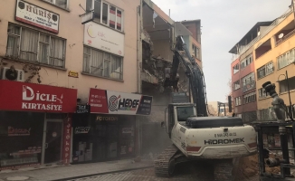Malatya'da depremden zarar gören bir bina daha yıkıldı
