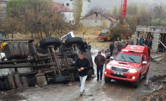 Malatya’da devrilen beton mikserinin sürücüsü araçta sıkıştı!