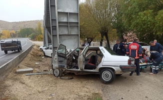 Malatya’da otomobil üst geçidin ayağına çarptı: 1 ölü, 1 yaralı