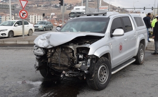 Valilik koruma aracı kaza yaptı: 3’ü polis 4 yaralı