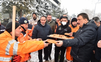 Başkan Gürkan, sahada çalışan personellerle bir araya geldi