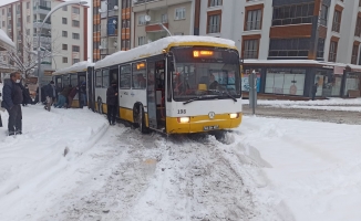 Belediye otobüsü yolda kalınca iş yolculara düştü